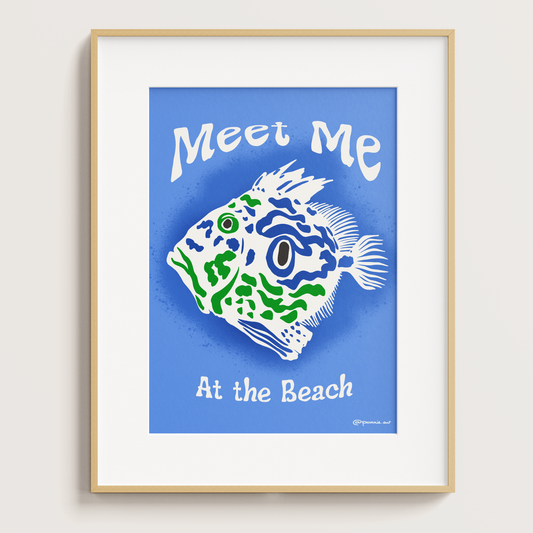Œuvre illustrée Meet Me at the Beach Pommie avec poisson tropical sur fond bleu et citation « Meet Me at the Beach »
