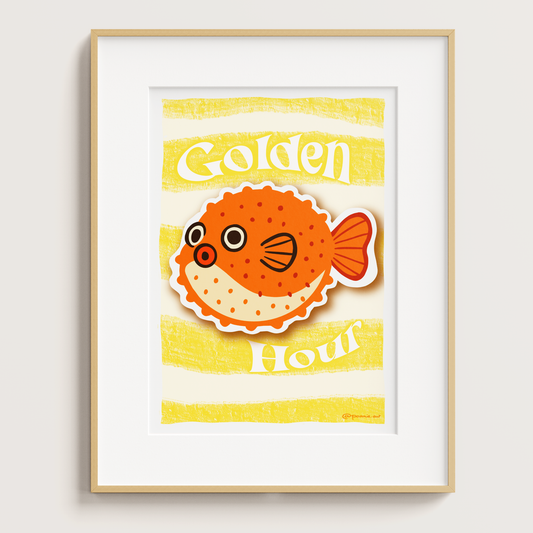 Œuvre murale Golden Hour Pommie illustrant un poisson-globe dans un cadre en bois clair avec passe-partout blanc