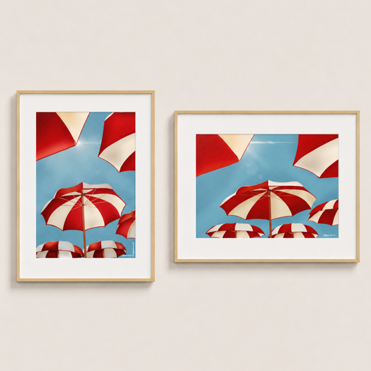 Ensemble de deux illustrations murales, portrait et paysage, inspirées des parasols de plage vintage.