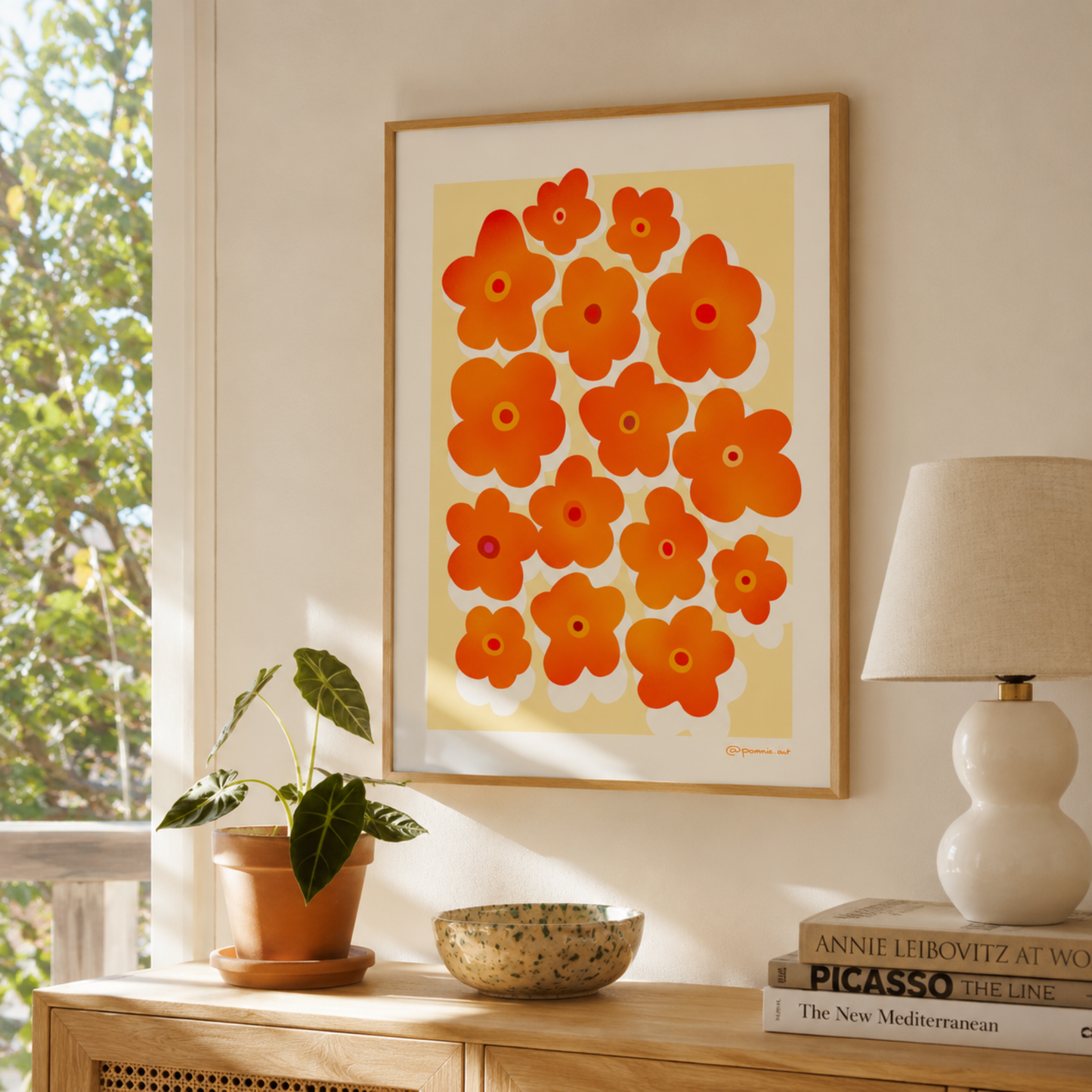 Illustration florale Pommie encadrée dans une décoration lumineuse.