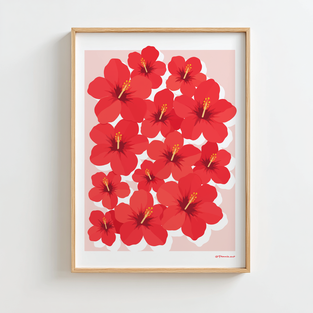 Affiche Hibiscus aux fleurs rouges sur fond rose pâle, illustration florale encadrée en bois clair