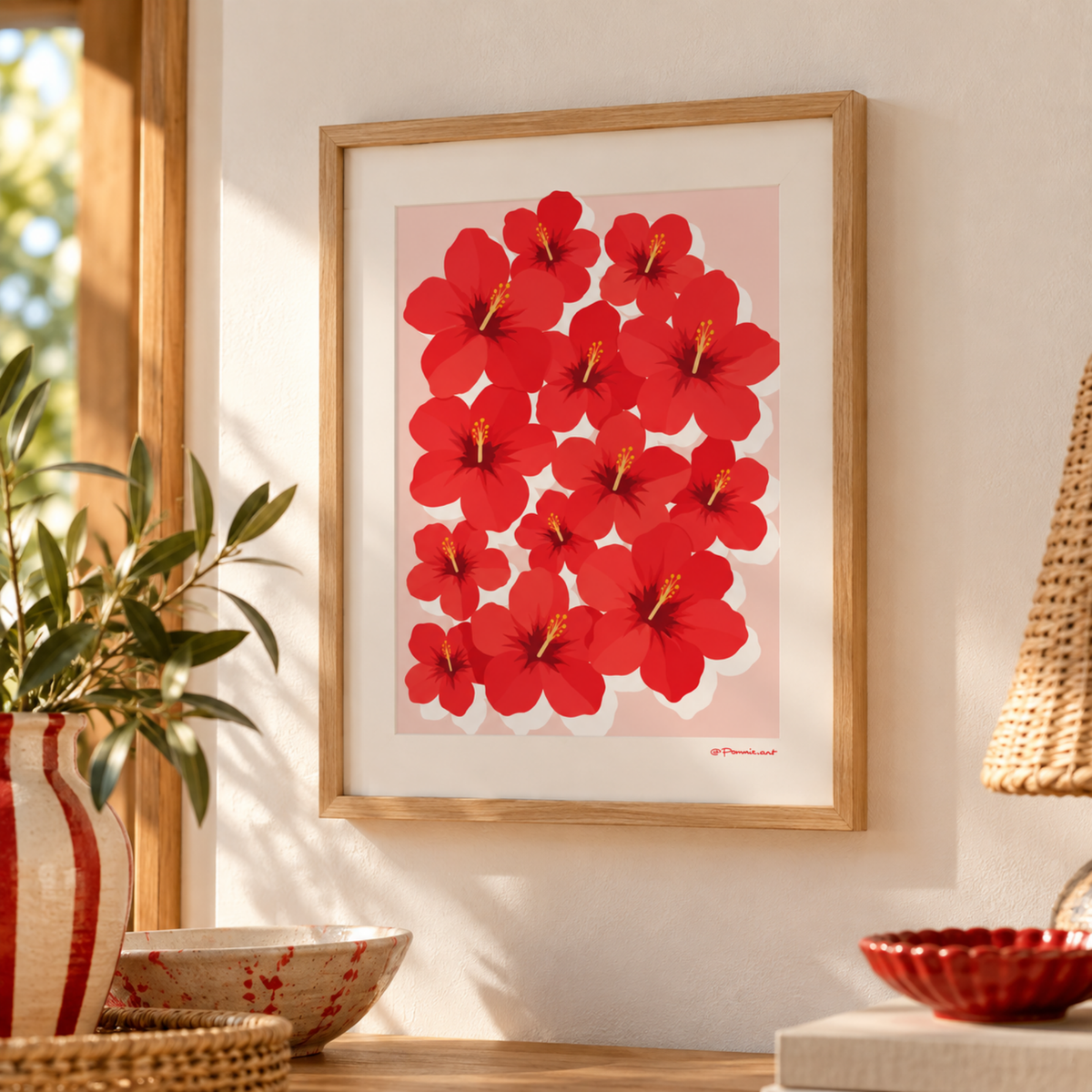 Affiche florale Hibiscus encadrée dans un intérieur chaleureux et lumineux aux tons naturels