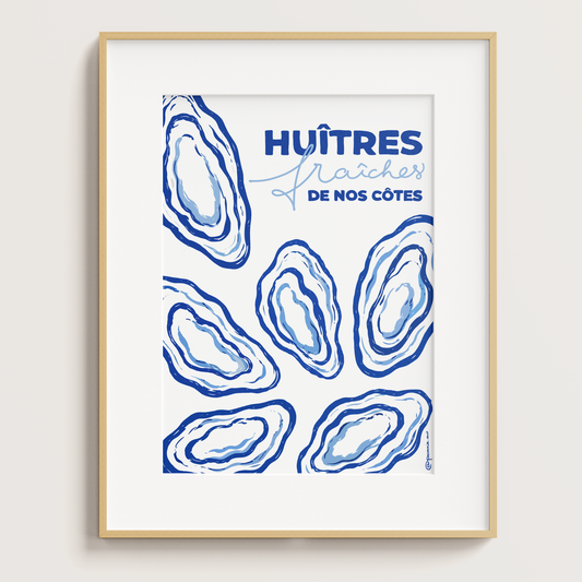 Affiche Huîtres fraîches de nos côtes Pommie encadrée avec cadre en bois clair et passe-partout blanc