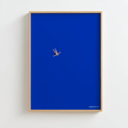 Poster Nageur qui fait la planche Pommie représentant un nageur flottant sur un fond bleu profond