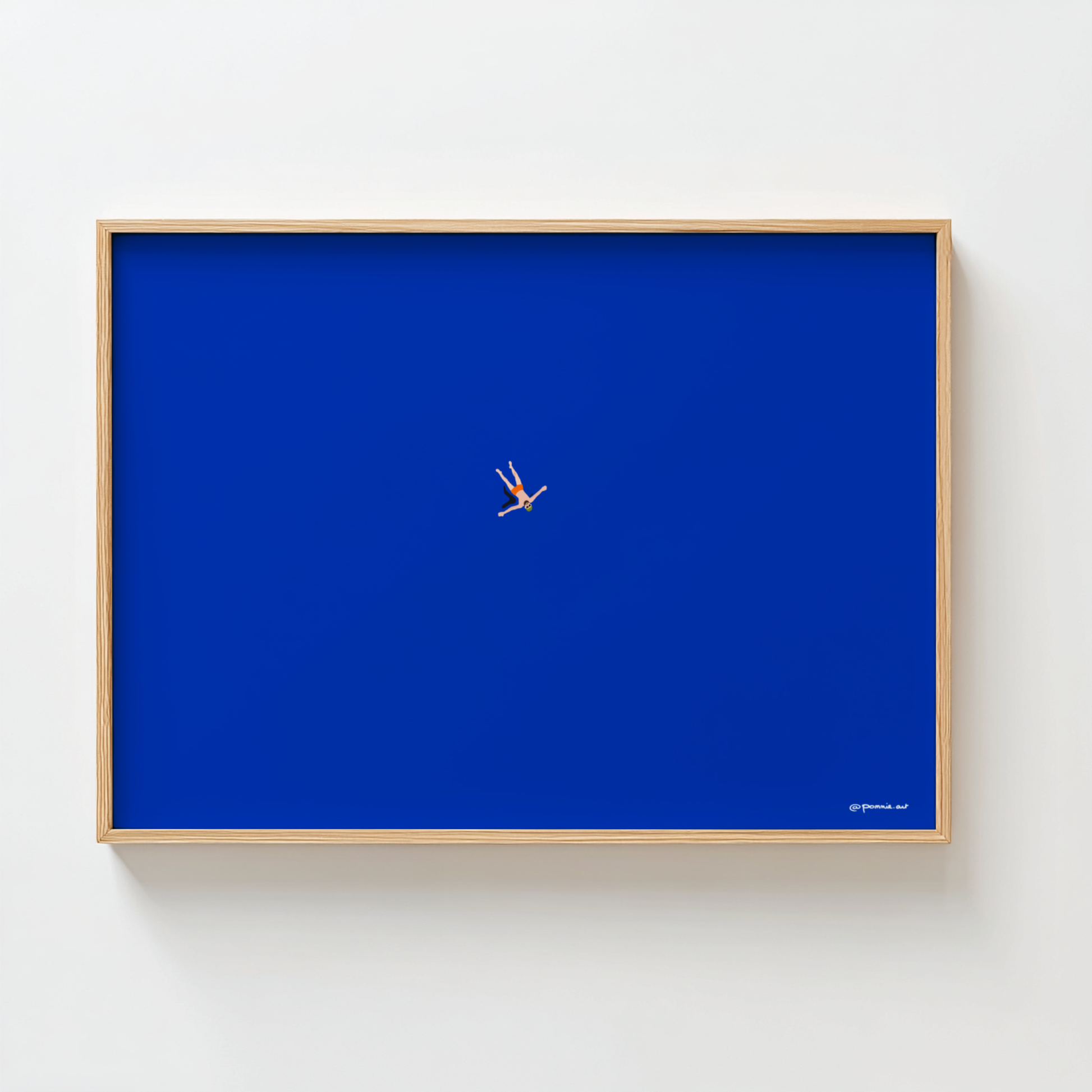 Affiche Nageur faisant la planche ou l'étoile dans une grande étendue bleue, Pommie encadrée avec cadre en bois clair