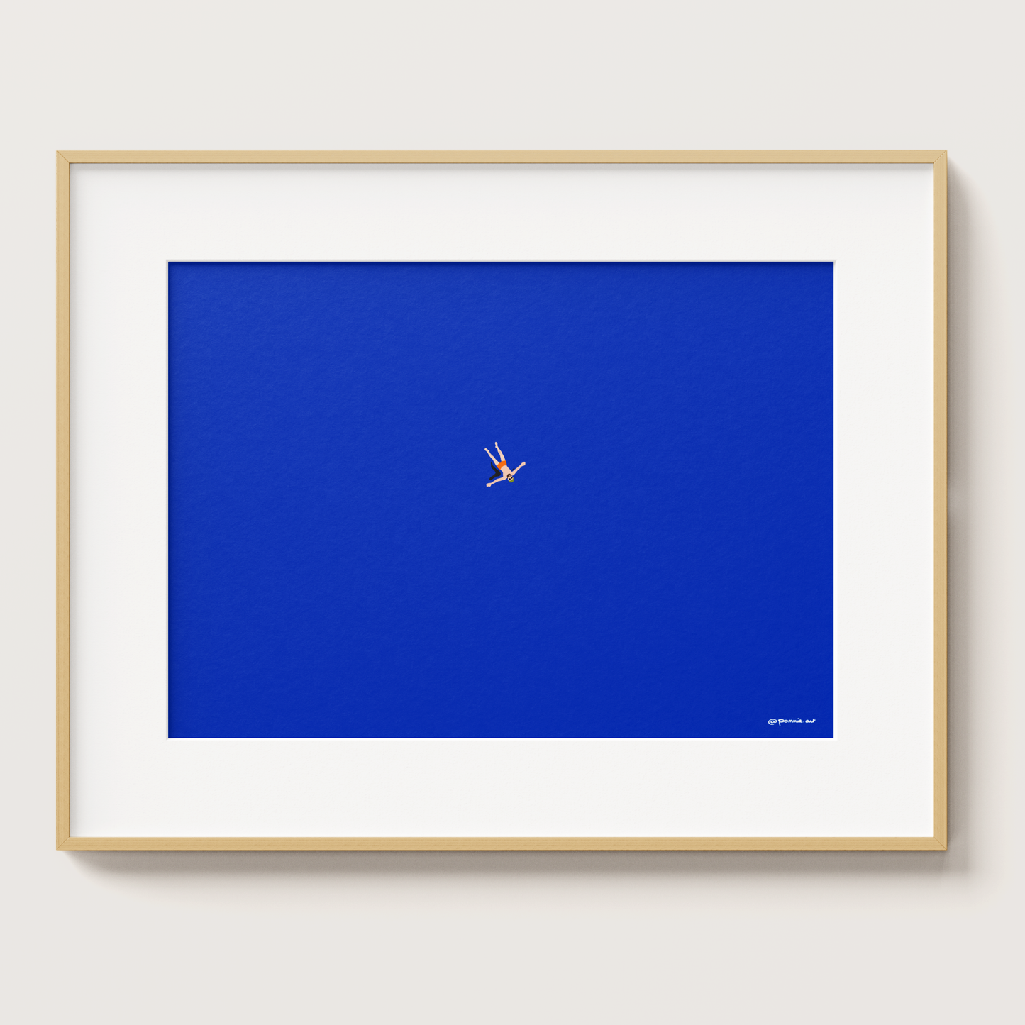 Affiche Nageur faisant la planche ou l'étoile dans la mer, Pommie encadrée avec cadre en bois clair et passe-partout blanc
