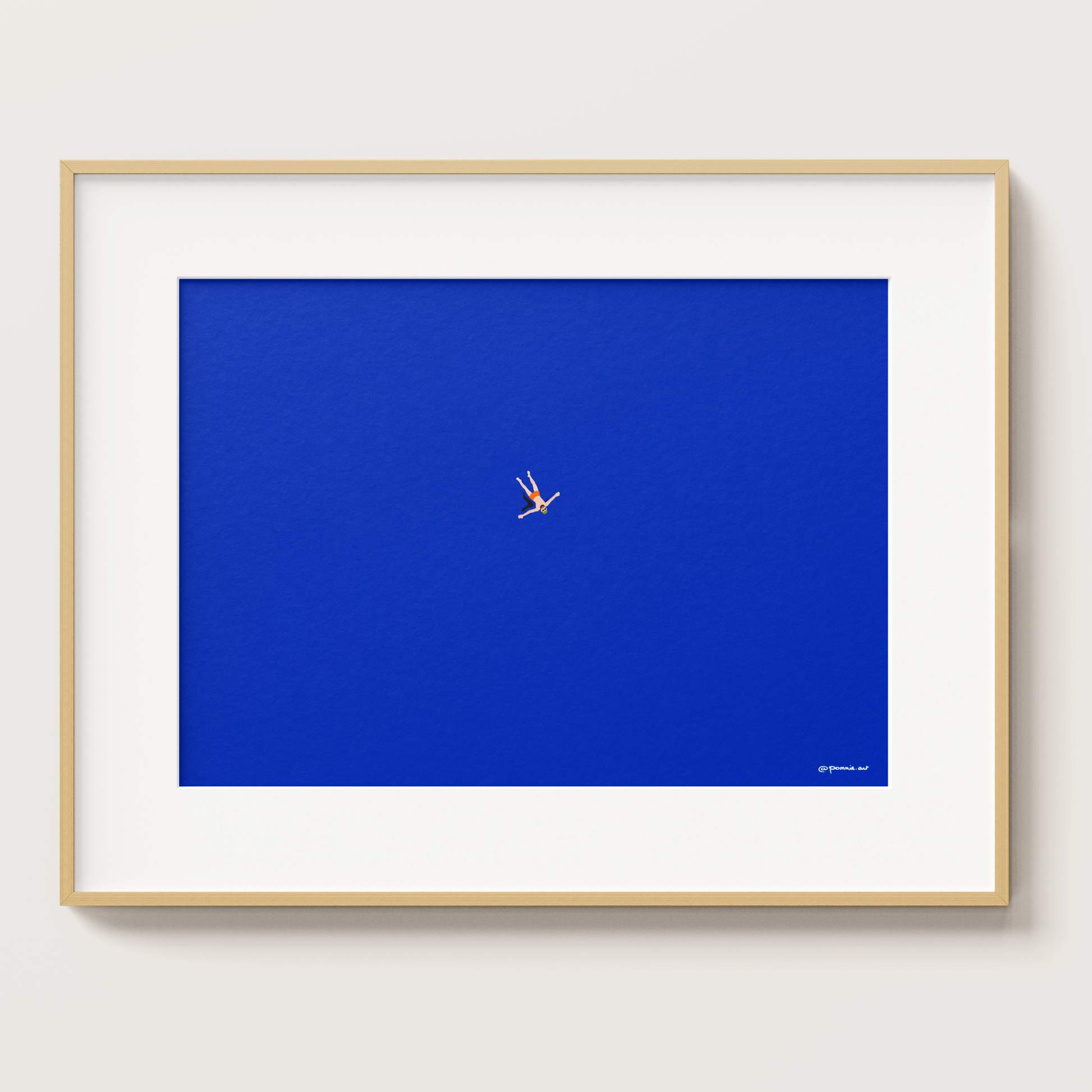 Affiche Nageur faisant la planche ou l'étoile dans la mer, Pommie encadrée avec cadre en bois clair et passe-partout blanc