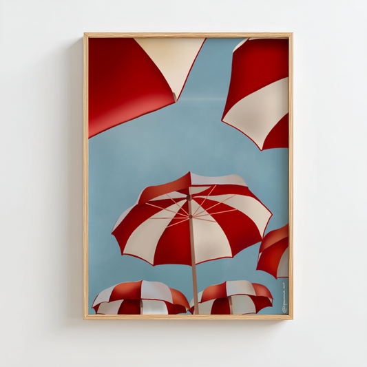 Composition artistique de parasols rayés rouges et blancs dans une ambiance estivale.