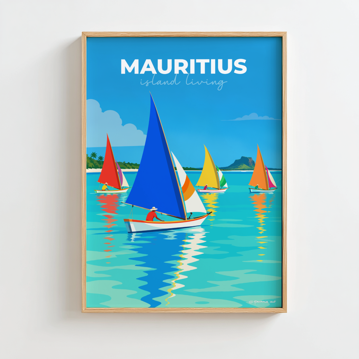 Affiche Pirogues Île Maurice avec voiliers colorés et reflets sur un lagon turquoise, encadrée en bois clair