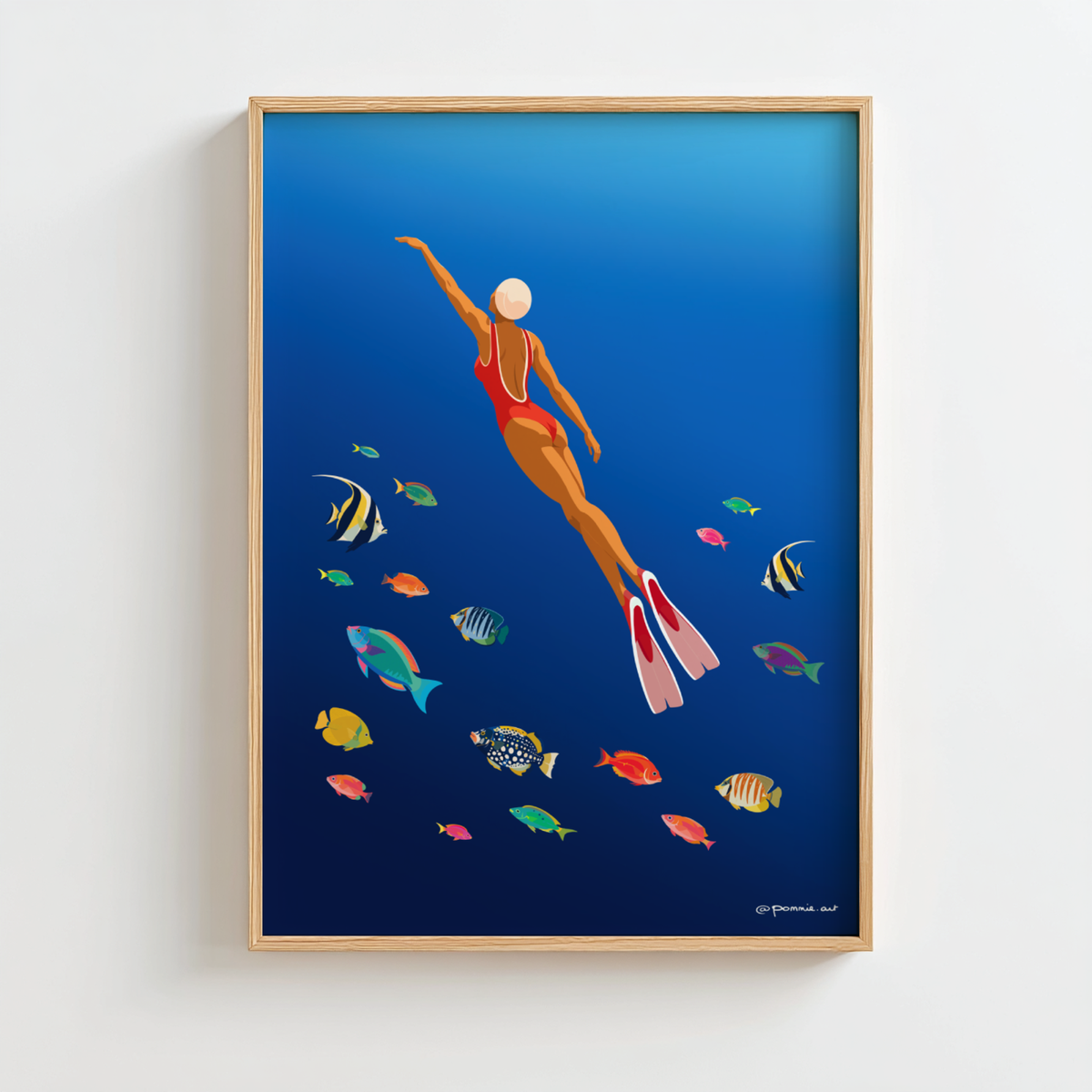 Affiche Plongée Tropicale représentant une nageuse avec palmes entourée de poissons tropicaux colorés sur fond bleu