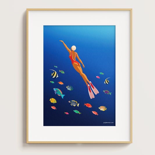 Poster de plongée en apnée et poissons multicolores dans un cadre en bois clair avec passe-partout blanc