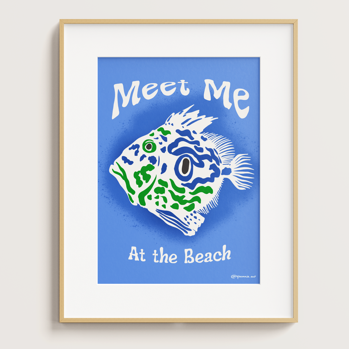 Œuvre illustrée Meet Me at the Beach Pommie avec poisson tropical sur fond bleu et citation « Meet Me at the Beach »