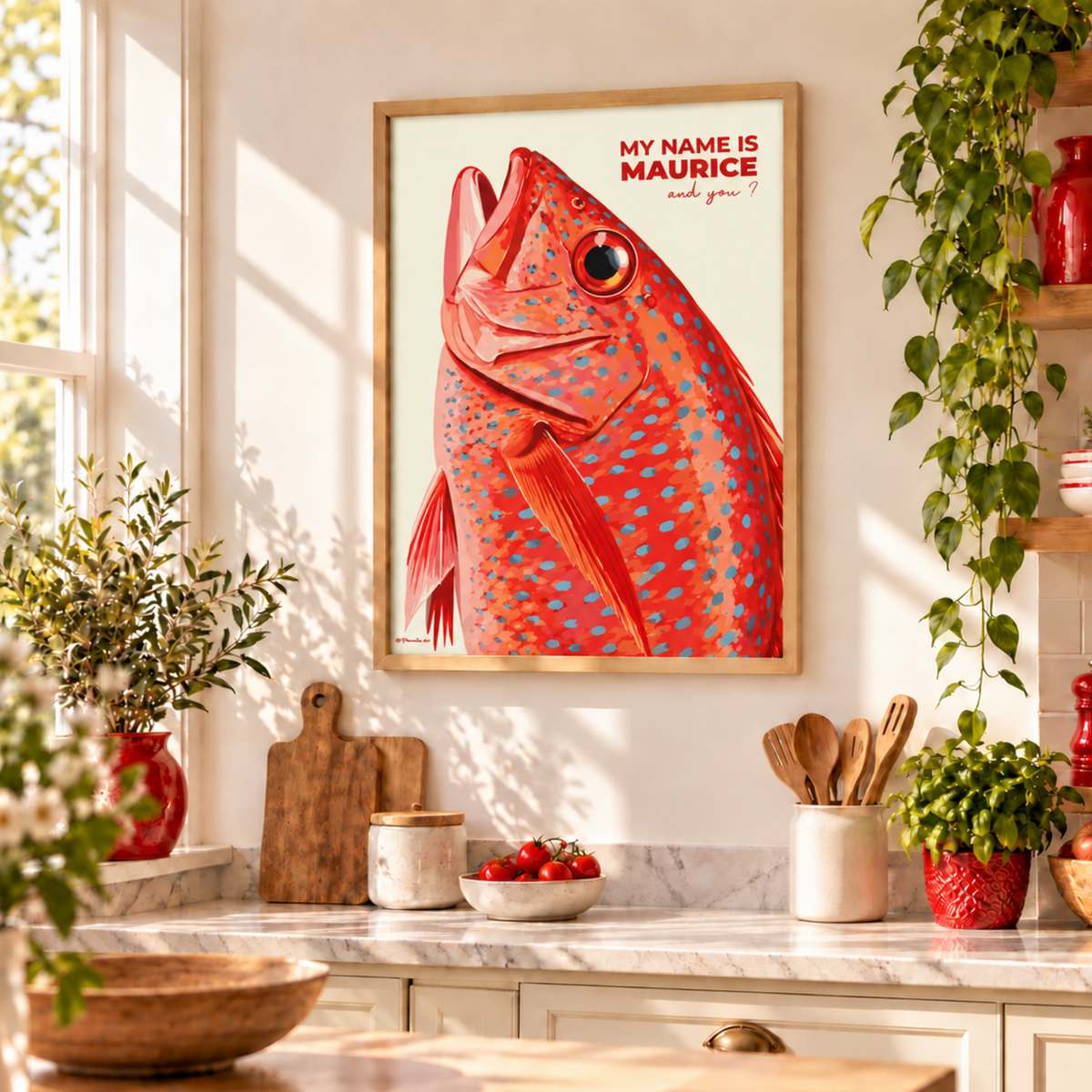 Affiche poisson coloré My Name Is Maurice encadrée dans une cuisine chaleureuse et lumineuse