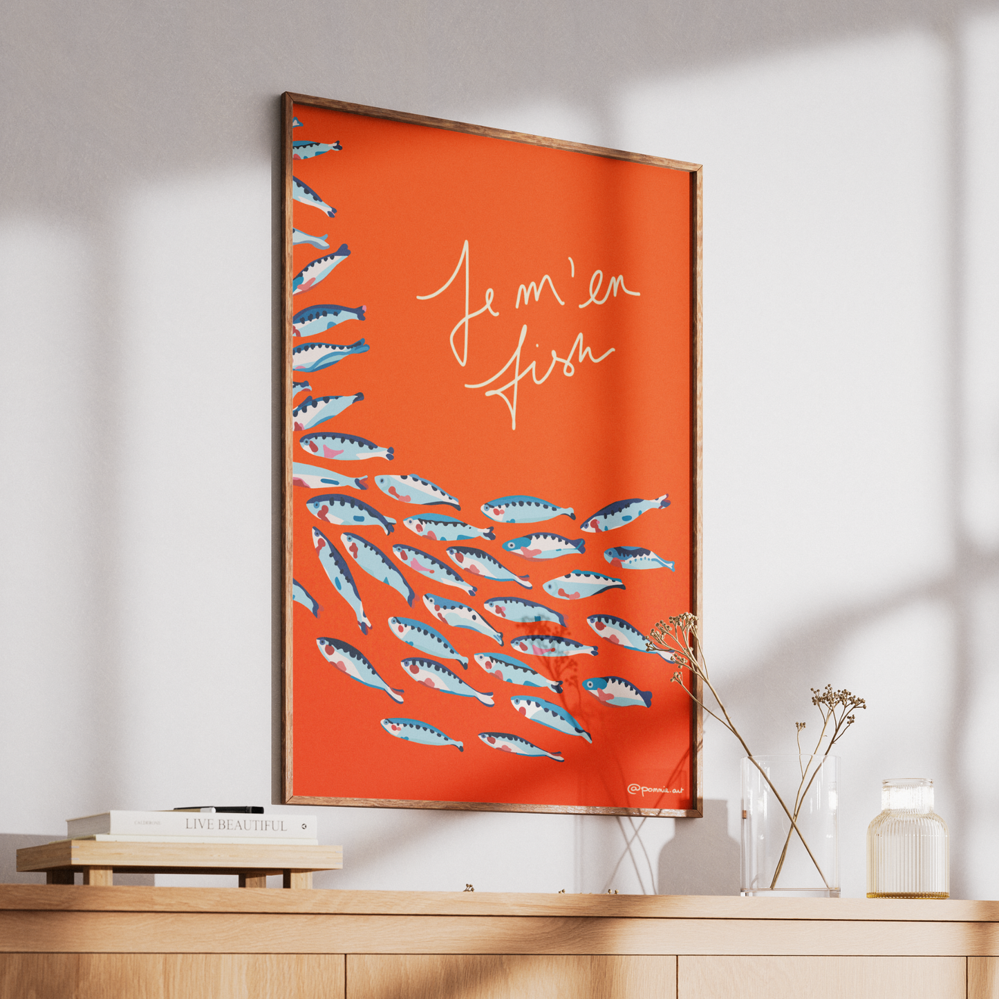 Cadre décoratif Pommie représentant un banc de sardines et la citation « Je m'en Fish ».