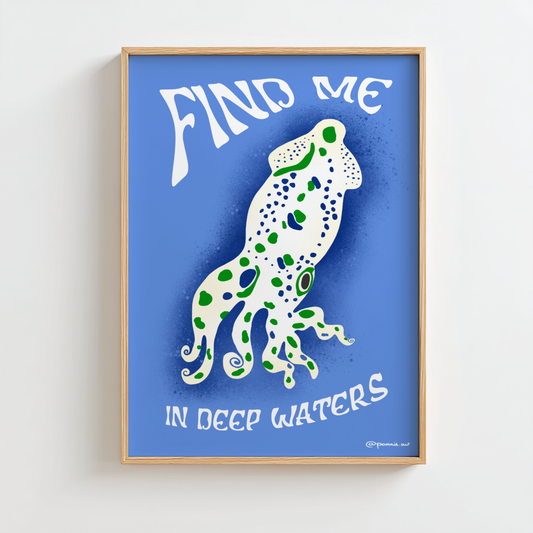 Affiche Seiche des Abysses Pommie avec illustration de seiche et citation « Find Me in Deep Waters », encadrée avec cadre en bois clair