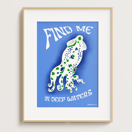 Poster Seiche des Abysses Pommie illustrant une seiche et l'inscription « Find Me in Deep Waters », présenté avec passe-partout blanc