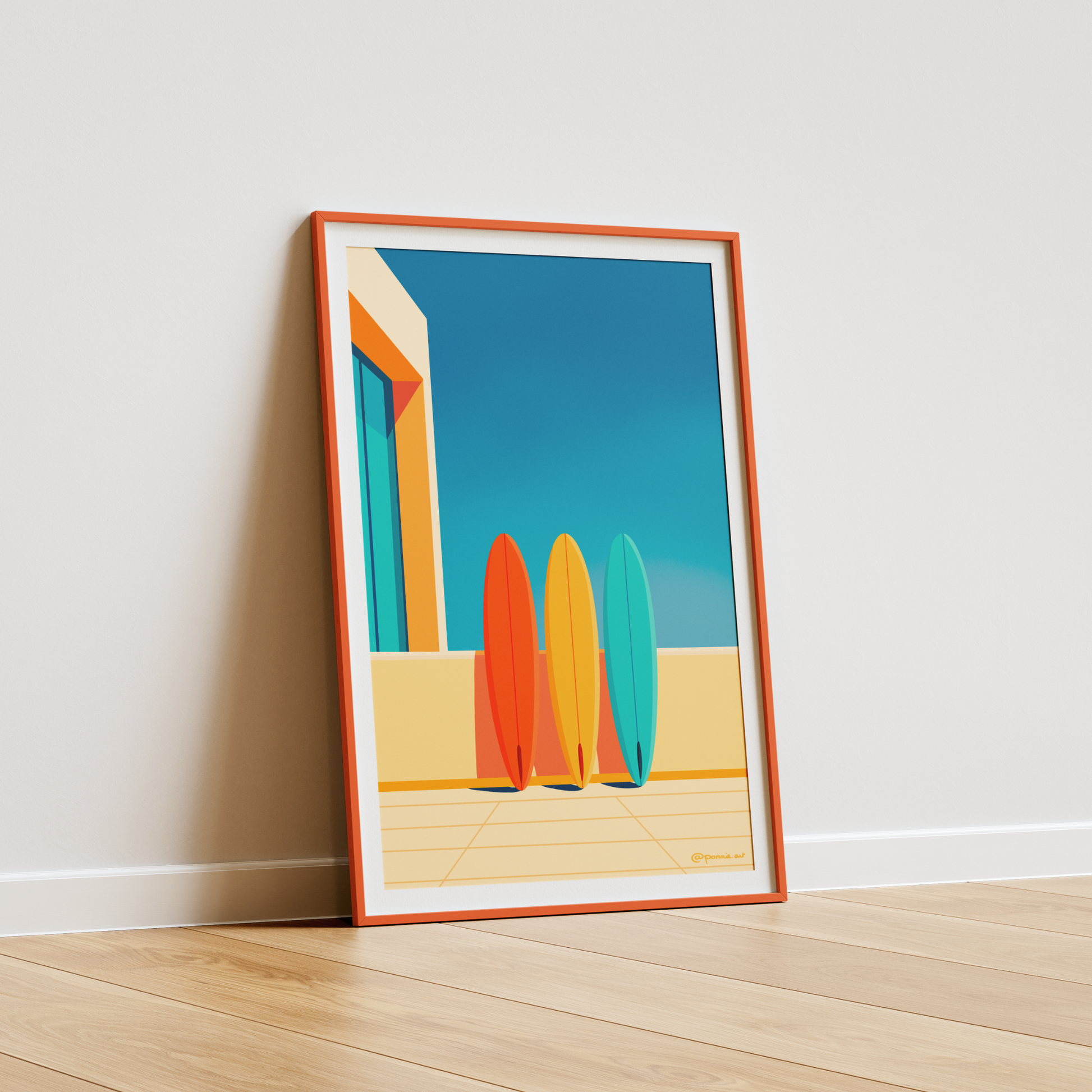 Affiche surf Pommie avec trois longboards colorés dans une ambiance bord de mer.