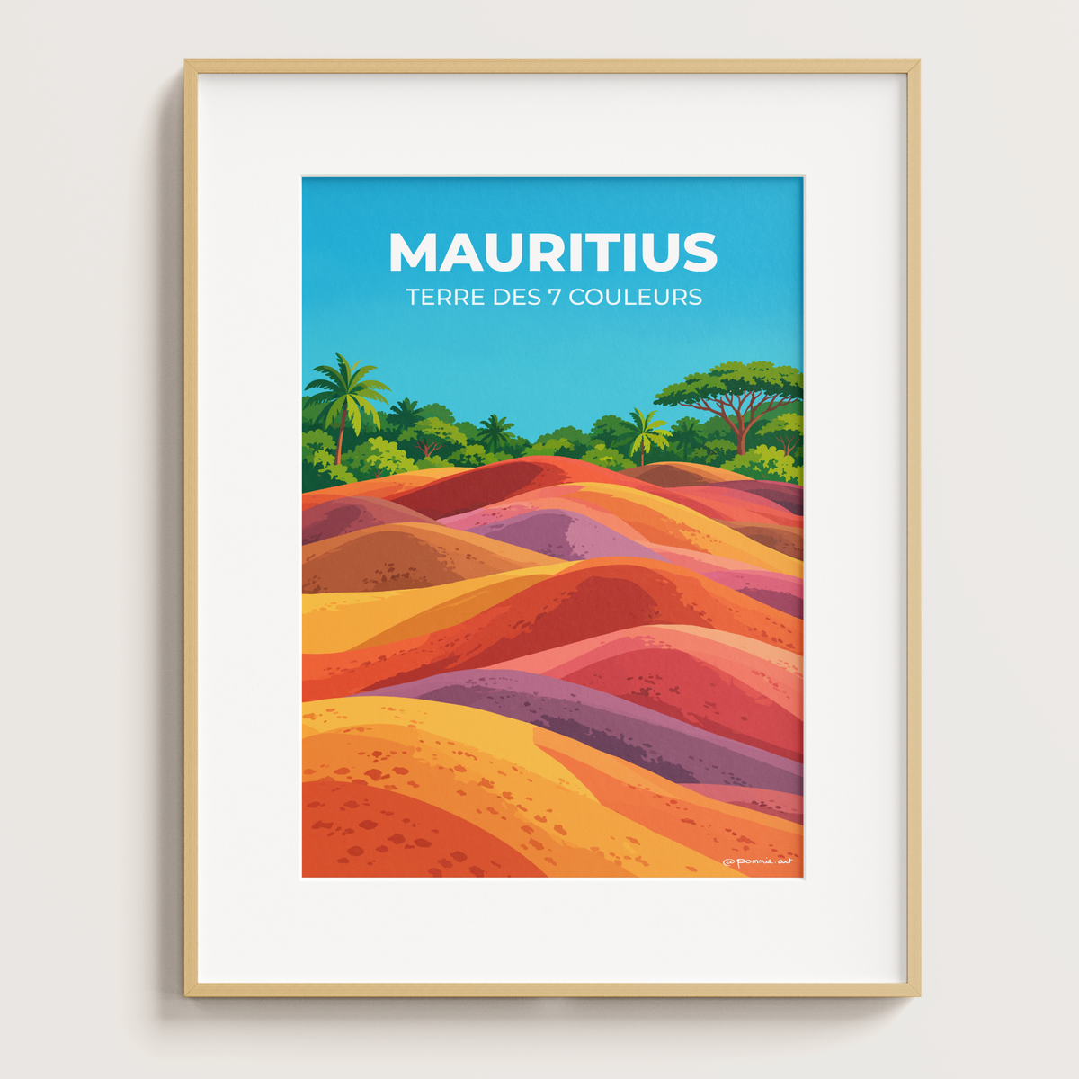 Poster du paysage de Chamarel à l'île Maurice, avec dunes rouges, orangées et violettes, encadré en bois clair avec passe-partout blanc