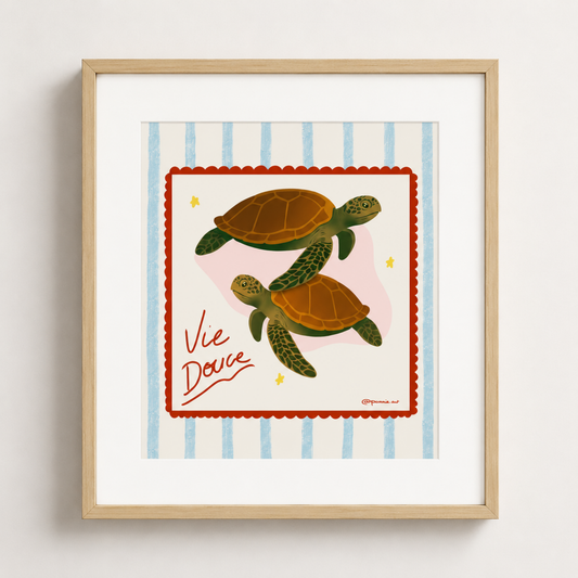 Affiche Tortue de Mer Vie Douce Pommie encadrée avec cadre en bois clair et passe-partout blanc