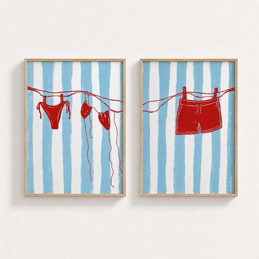 Diptyque d'affiches Maillots de bain Pommie avec bikini et short de bain sur fond rayé bleu et blanc