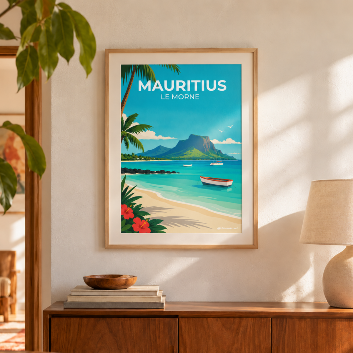 Affiche Le Morne Brabant à l'île Maurice, avec lagon turquoise et plage tropicale, encadrée en bois clair dans un intérieur chaleureux et lumineux.