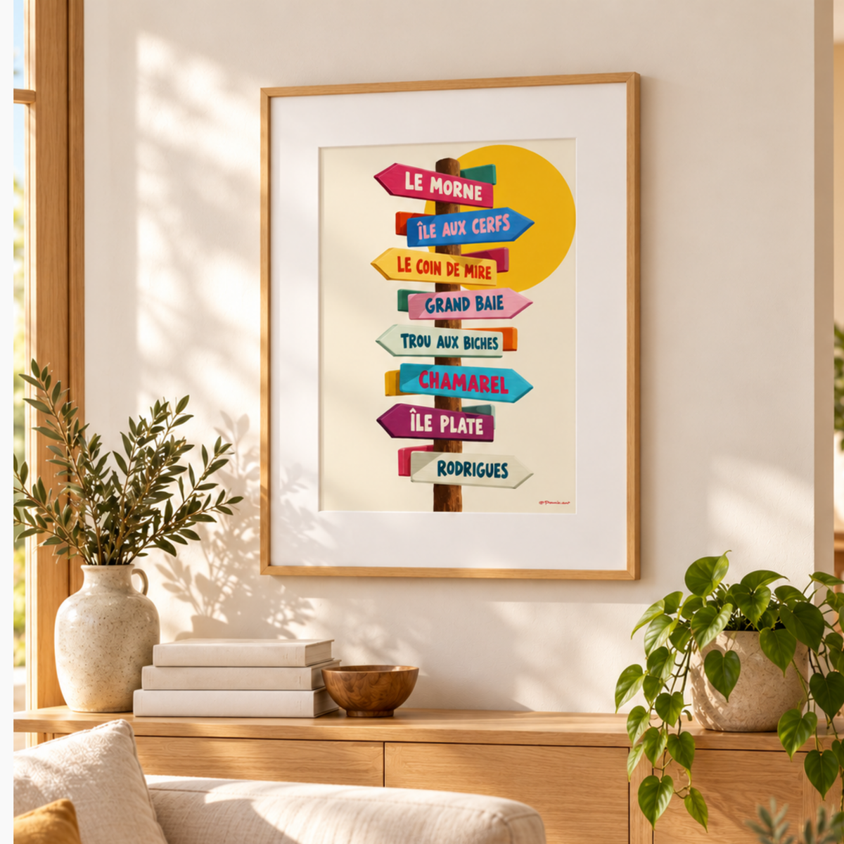 Affiche colorée des destinations de l'île Maurice encadrée dans un salon lumineux aux tons naturels