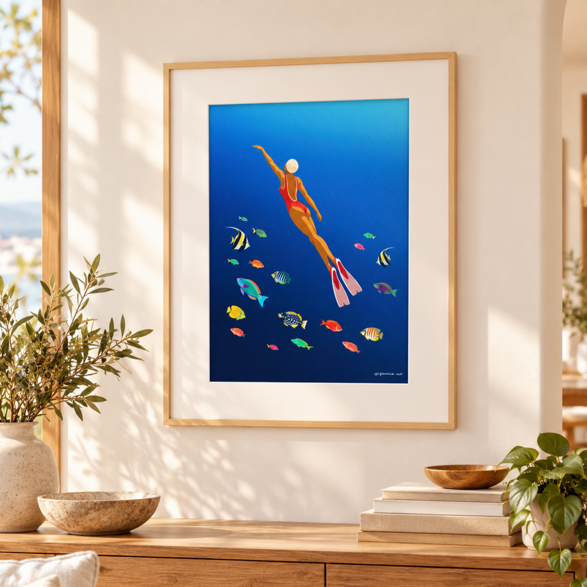 Affiche Plongée Tropicale encadrée dans un salon lumineux avec mobilier en bois et décoration naturelle